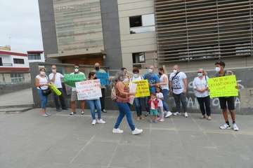 Concentración a las puertas de los juzgados de Telde por una ley antiokupas/TA.